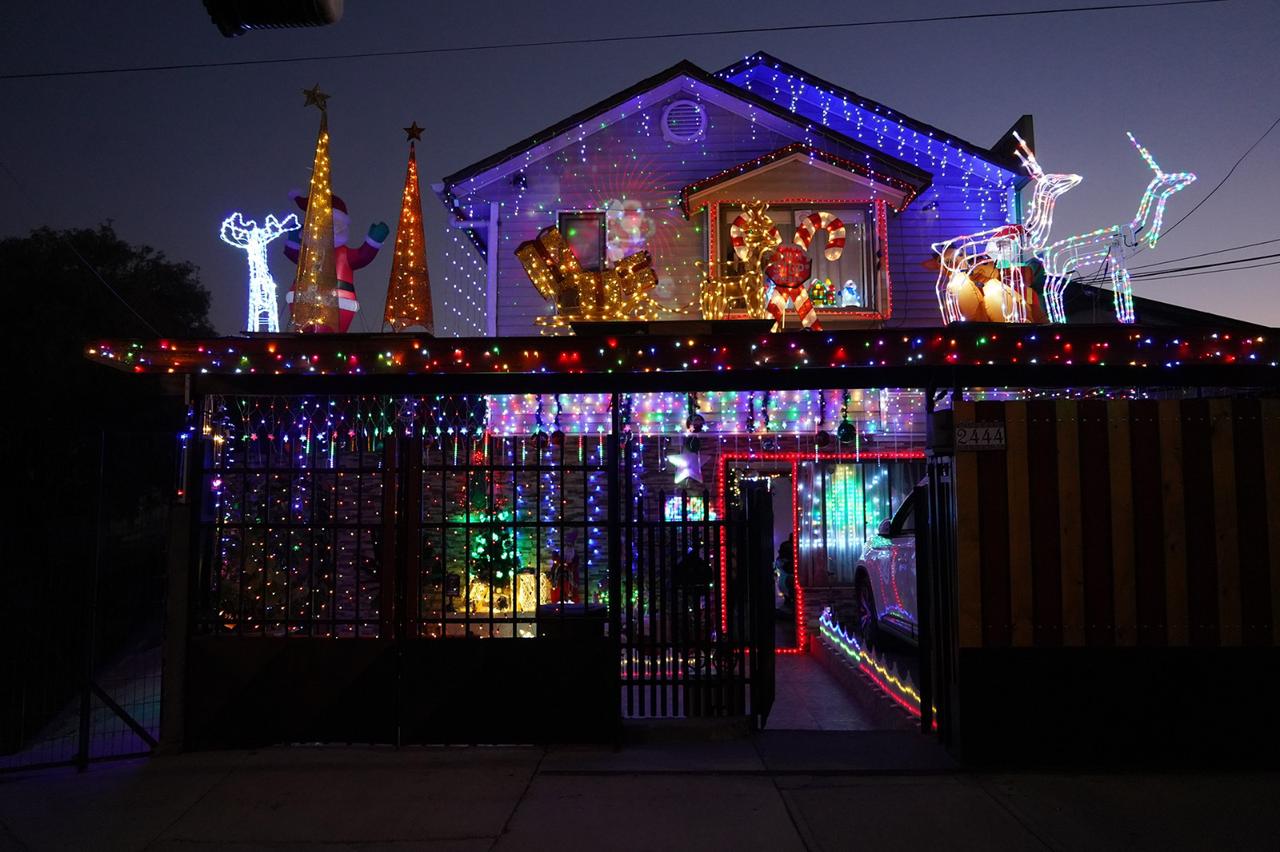 Casa de Jacqueline Valenzuela en Villa Alemana, ganadora del Concurso de Ornamentación Navideña, con luces festivas.