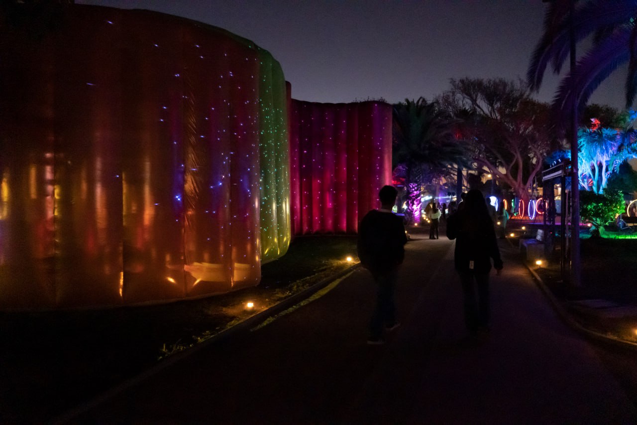 Secret Garden en Viña del Mar: paseo nocturno inmersivo con estructuras lumínicas vibrantes y jardines iluminados.