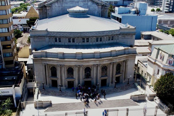 Gran Teatro Municipal de Viña del Mar, recinto patrimonial con cúpula y escalinata. Centro de eventos culturales de verano.