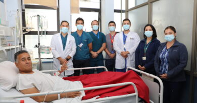 Eleuterio Matus feliz con equipo médico del Hospital Carlos van Buren tras primer trasplante renal con donante vivo 2025.