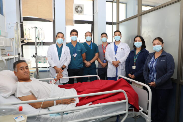 Eleuterio Matus feliz con equipo médico del Hospital Carlos van Buren tras primer trasplante renal con donante vivo 2025.