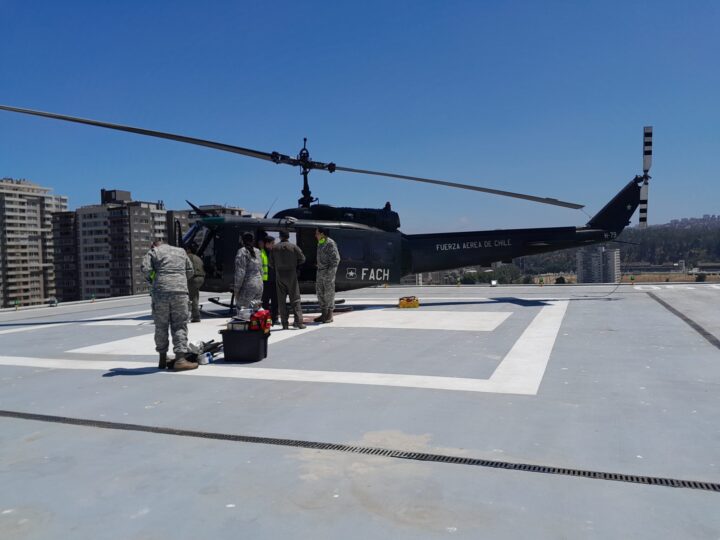 Helicóptero FACH H-79 en helipuerto del Hospital Dr. Gustavo Fricke. Personal médico y militar para traslados críticos.