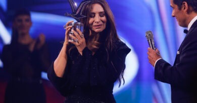 Myriam Hernández, conmovida, sostiene la Gaviota de Platino tras su triunfo en el Festival de Viña 2025.