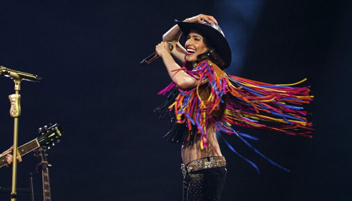 Ha-Ash en Viña del Mar. Cantante sonríe, luce sombrero vaquero y chaleco de flecos de colores, estilo campirano.