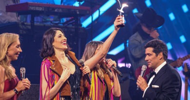 Ha-Ash (Hanna y Ashley) celebran su Gaviota en Viña del Mar. Visten chaquetas de flecos. Noche de éxitos.