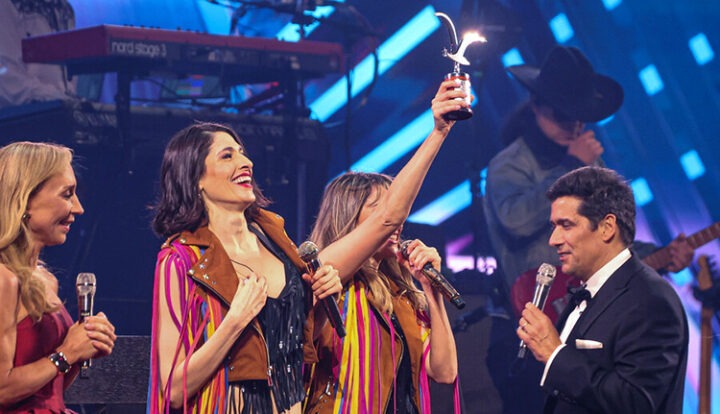 Ha-Ash (Hanna y Ashley) celebran su Gaviota en Viña del Mar. Visten chaquetas de flecos. Noche de éxitos.