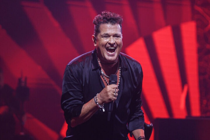 Carlos Vives, cantautor colombiano, ríe enérgico con micrófono en mano en su presentación en Viña del Mar.