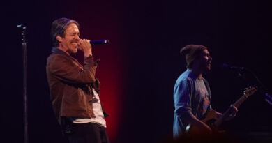 Brandon Boyd de Incubus sonríe cantando en Viña 2025; Mike Einziger toca guitarra en concierto enérgico.