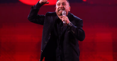 Juan Pablo López, comediante, enérgico en la Quinta Vergara de Viña 2025, micrófono en mano.