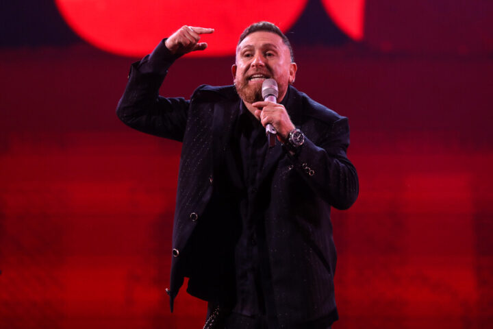 Juan Pablo López, comediante, enérgico en la Quinta Vergara de Viña 2025, micrófono en mano.