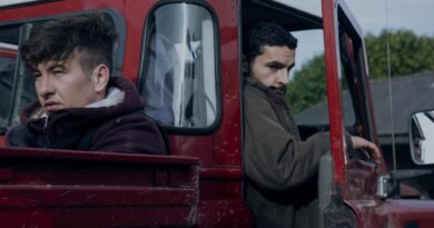 Barry Keoghan y Christopher Abbott en el thriller "Acaba con ellos". En una camioneta roja, miradas tensas.