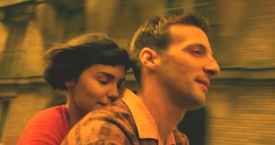 Amélie y Nino en moto, romance del ciclo "Dimensiones del amor" de INSOMNIA Teatro Condell. Entradas online.