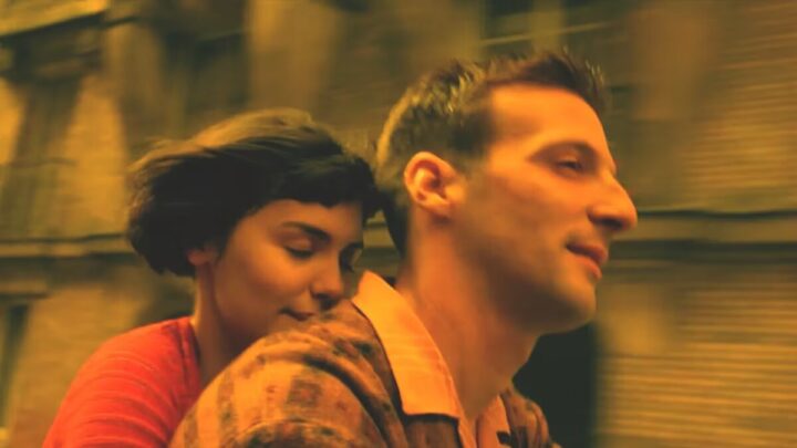 Amélie y Nino en moto, romance del ciclo "Dimensiones del amor" de INSOMNIA Teatro Condell. Entradas online.