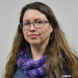 Dra. Andrea Poch Plá, académica U.Central, con gafas y bufanda. Liderazgo femenino y equidad en ciencia.