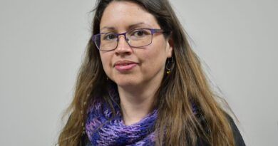 Dra. Andrea Poch Plá, académica U.Central, con gafas y bufanda. Liderazgo femenino y equidad en ciencia.