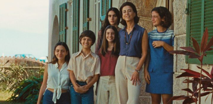 Aún estoy aquí: Eunice y sus hijos sonrientes. Escena de la película sobre la dictadura militar en Brasil, 1971.