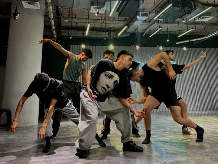 Ballet Viña 2025: Seis bailarines masculinos ensayan coreografías para las competencias del Festival de Viña del Mar.