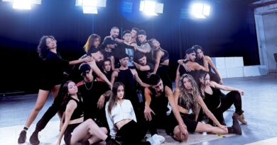 Cuerpo de baile del Festival de Viña 2025, 26 bailarines ensayando intensamente bajo la dirección de Conny Azúa.