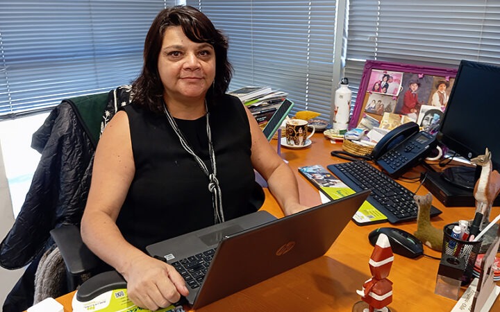 Beatriz Zapata, académica UST Medicina Veterinaria, en su oficina. Impulsó vínculo UST-UFAW para ciencia bienestar animal.