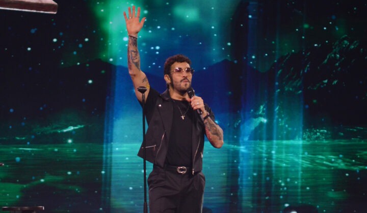 Edo Caroe en el escenario de Viña 25, levantando la mano tras su exitoso show de humor negro que recibió Gaviotas.