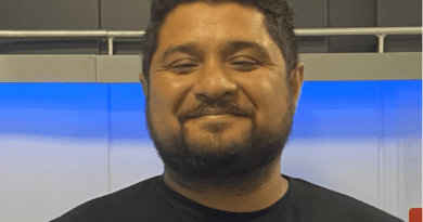 Camilo Bastías, psicólogo de Grupo Cetep, sonríe. Aborda la salud mental de cuidadores de cáncer.