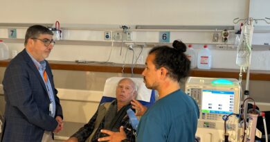Dr. Barrero, Director Gac y paciente Luis Bravo en diálisis Hospital Fricke. Nuevo turno amplía cupos Valparaíso.