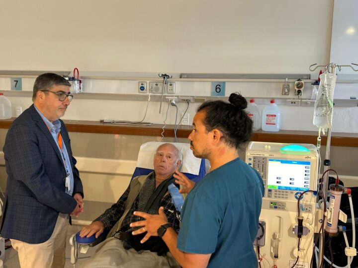 Dr. Barrero, Director Gac y paciente Luis Bravo en diálisis Hospital Fricke. Nuevo turno amplía cupos Valparaíso.