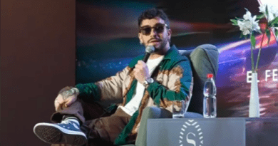 Edo Caroe con gafas y micrófono en conferencia de prensa Viña 2025 en Sheraton Miramar, previo al apagón.