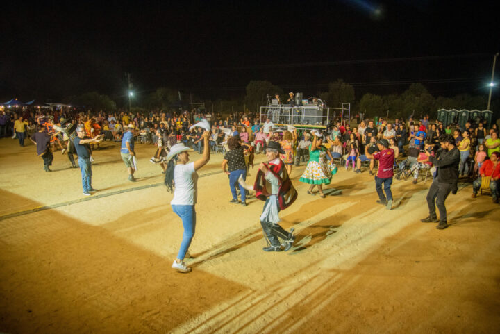 Festival de Colliguay, Quilpué. Bailarines de folclore chileno en cancha El Molino, con público masivo.