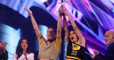 Dúo chileno Metalengua celebra con Gaviota de Plata tras ganar competencia folclórica en Festival de Viña.