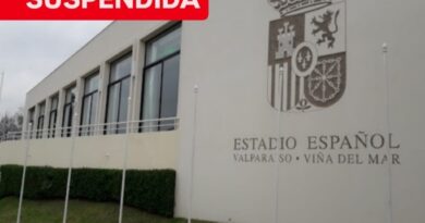 Estadio Español Valparaíso/Viña del Mar con anuncio rojo: "Gala del Pueblo" de Naya Fácil Suspendida.