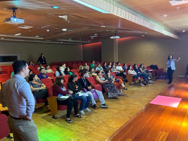 Personal del Hospital Gustavo Fricke en charla de Resiliencia post-incendio Viña del Mar. Apoyo de Calidad de Vida Laboral.
