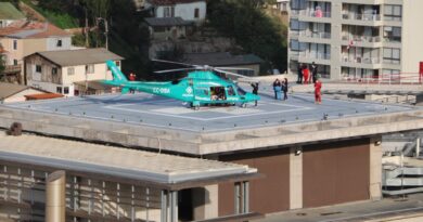 Helicóptero Rescate Alemana CC-DBA en helipuerto del Hospital Fricke con equipo médico. Crucial para traslados vitales.