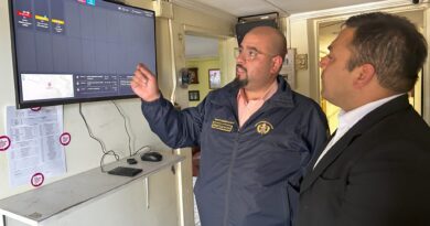 Roberto Guerrero (Bomberos Valparaíso) muestra sistema VIPERCREW con internet MUNDO para optimizar respuesta a emergencias.