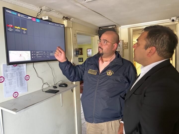 Roberto Guerrero (Bomberos Valparaíso) muestra sistema VIPERCREW con internet MUNDO para optimizar respuesta a emergencias.