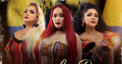 Las Damas de Oro, trío ecuatoriano de folclore, con trajes vibrantes y bandera de Ecuador. Viña 2025.
