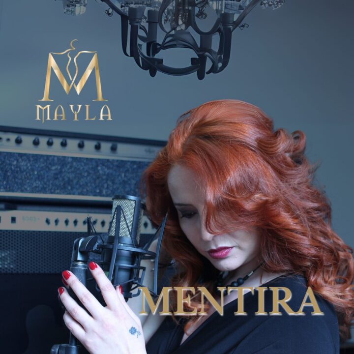 Mayla, artista tropical, grabando su nueva versión de "Mentira". Pelo rojo, micrófono, logo Mayla y título.