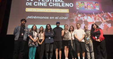 Tomás Alzamora y equipo de Denominación de Origen celebran con trofeo en el 17° Festival de Cine Chileno FECICH 17.