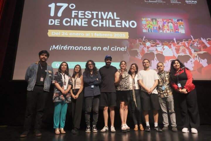 Tomás Alzamora y equipo de Denominación de Origen celebran con trofeo en el 17° Festival de Cine Chileno FECICH 17.