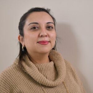 Dra. Mónica Villa Castro, científica y académica U.Central, sonriendo. Promueve equidad de género en ciencia.