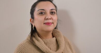 Dra. Mónica Villa Castro, científica y académica U.Central, sonriendo. Promueve equidad de género en ciencia.