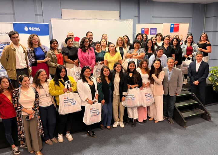 Mujeres Gásfiter con kits "Reconstruyendo Autonomías" de Ministra Orellana y Esval. Curso Reconstrucción con Sello de Mujer.