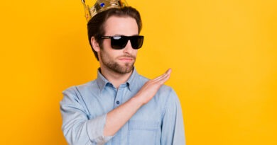 Hombre con corona, gafas de sol y gesto altivo. Ilustra rasgos narcisistas: egocentrismo, grandiosidad.