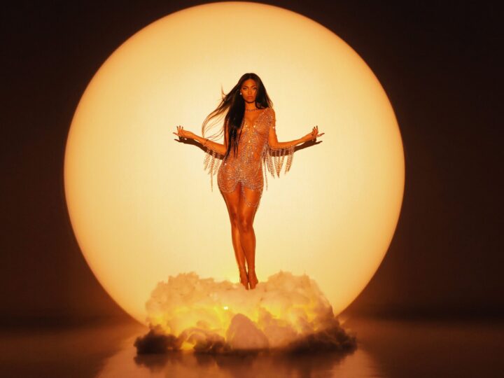 Nia Correia, la voz de la salsa española, en vestido brillante sobre nubes y un sol. Viña 2025.
