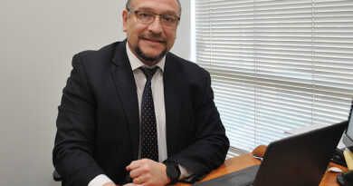 Dr. Pedro Mayorga Cordero, autor de 'Persona humana: Piedra angular de la libertad', sonríe en su oficina.