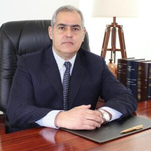 Sabas Chahuán, ex fiscal nacional, en su escritorio. Clave en la prevención del abuso infantil en Chile.