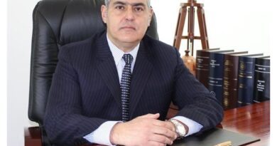 Sabas Chahuán, ex fiscal nacional, en su escritorio. Clave en la prevención del abuso infantil en Chile.