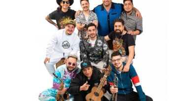 Los 9 integrantes de Santaferia, banda de cumbia chilena, posan con saxofón, ukelele y trompeta. Gira "Antes que se derrita".