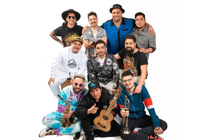 Los 9 integrantes de Santaferia, banda de cumbia chilena, posan con saxofón, ukelele y trompeta. Gira "Antes que se derrita".