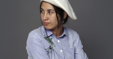 Sele Vera, promesa del folclore argentino, con boina clara y camisa a rayas. Cantará "Devuélveme el Corazón" en Viña 2025.